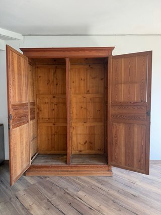 Armario de madera grande