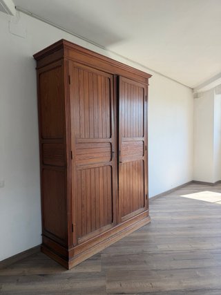 Armario de madera grande