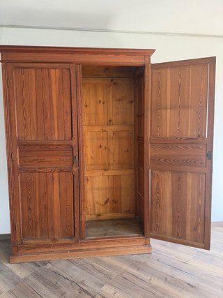 Armario de madera grande
