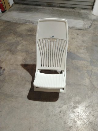 Sillas de plástico duro para playa tengo 3