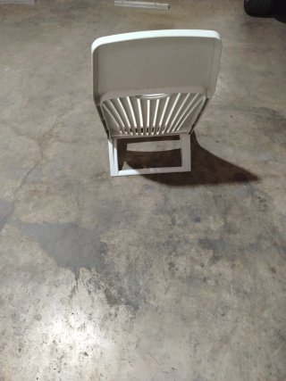 Sillas de plástico duro para playa tengo 3