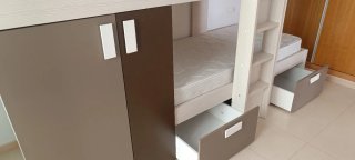 Cama litera modular con armarios y cajones.