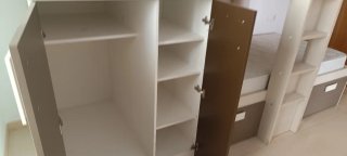 Cama litera modular con armarios y cajones.