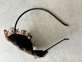 Tocado de plumas marrón y beige