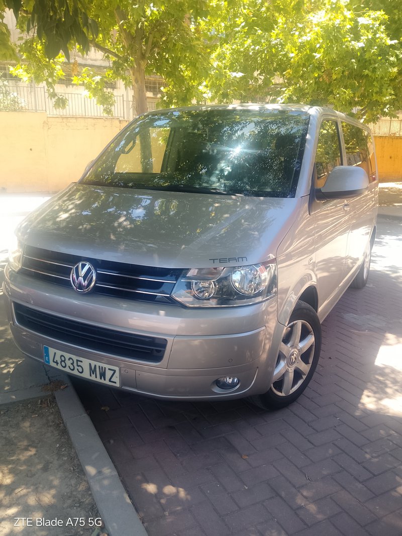 Volkswagen Multivan 2011 - foto 1