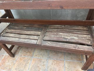 MESA DE JARDÍN CON TAMBURETES PARA RESTAURAR