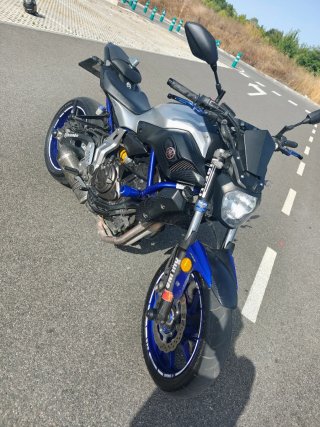Yamaha MT-07 2017 A2 (Öhlins y LeoVince)