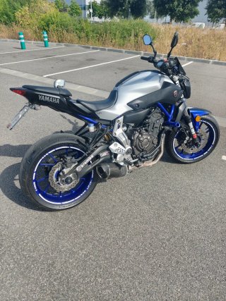 Yamaha MT-07 2017 A2 (Öhlins y LeoVince)