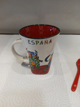 Taza cerámica España con toro y cuchara