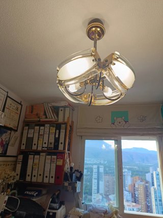 Lámpara de techo dorada y cristal