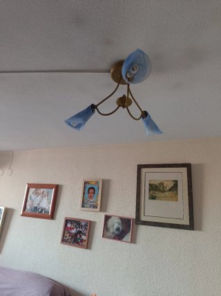 Lámpara de techo dorada y cristal