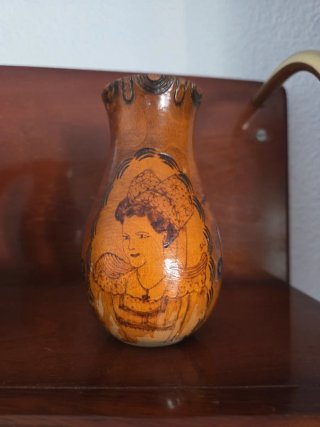 Jarrón de madera con dibujo de mujer