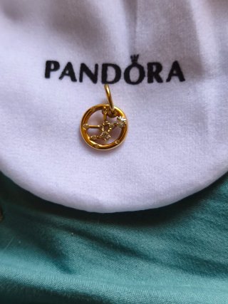 Colgante Pandora Virgo de plata con baño de oro .