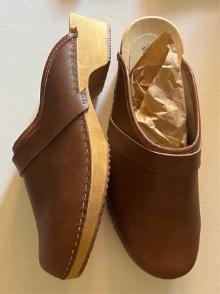 Zuecos de piel marrones talla 46
