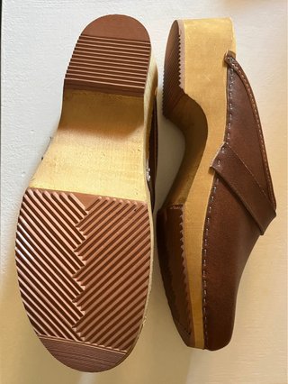 Zuecos de piel marrones talla 46