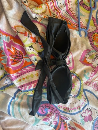 Top bikini negro anudado