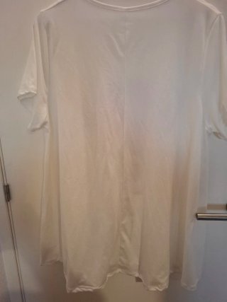 Camiseta blanca con muñeca y lazo rojo