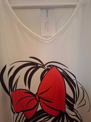 Camiseta blanca con muñeca y lazo rojo