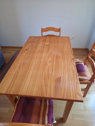 Mesa de madera con 4 sillas