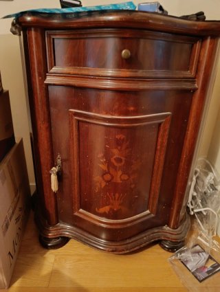 Mueble recibidor de madera con cajón