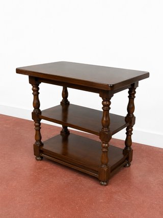 Mesa auxiliar de madera con ruedas