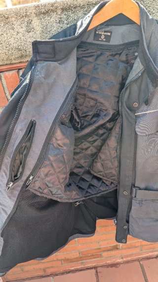 Chaqueta de moto negra marca B-Square.