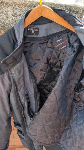 Chaqueta de moto negra marca B-Square.
