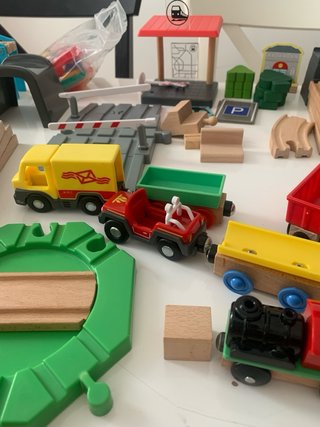 Tren de madera y vías