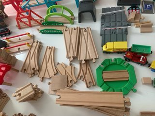 Tren de madera y vías