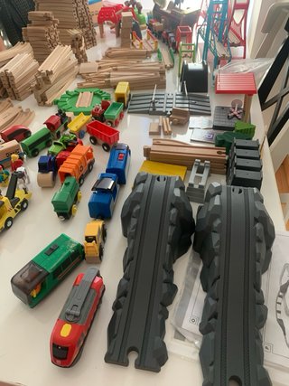Tren de madera y vías