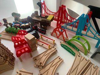 Tren de madera y vías