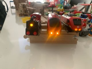 Tren de madera y vías