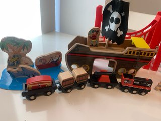 Tren de madera y vías