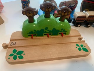 Tren de madera y vías