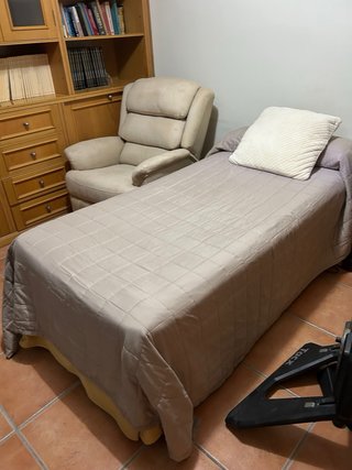 Sillón de tela beige