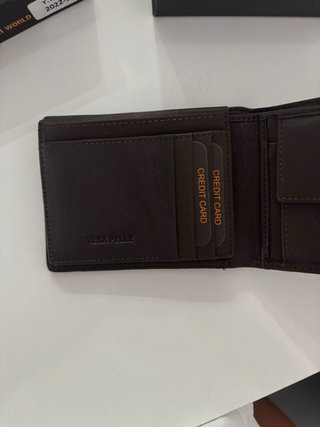 Cartera de cuero marrón Coveri World