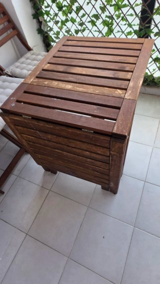 Mesa de terraza y 4 sillas de madera