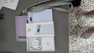 Google Pixel 7a en su caja original.