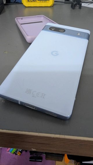 Google Pixel 7a en su caja original.