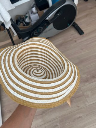 Sombrero de fiesta dorado y blanco