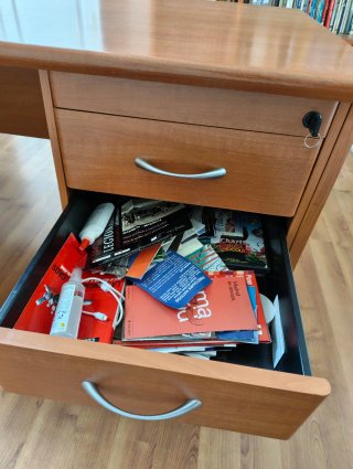 Mesa de escritorio de madera