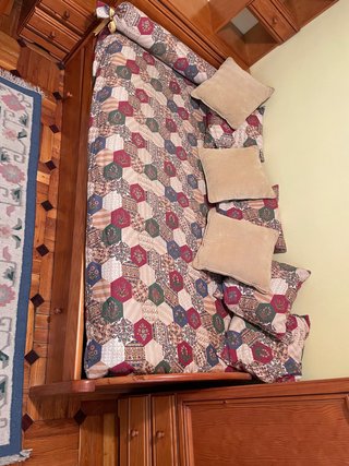 Cama nido pino con colcha patchwork