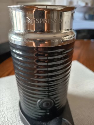Espumador y calentador Nespresso Negro