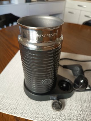 Espumador y calentador Nespresso Negro
