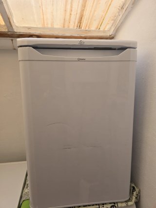 Nevera pequeña INDESIT con congelador