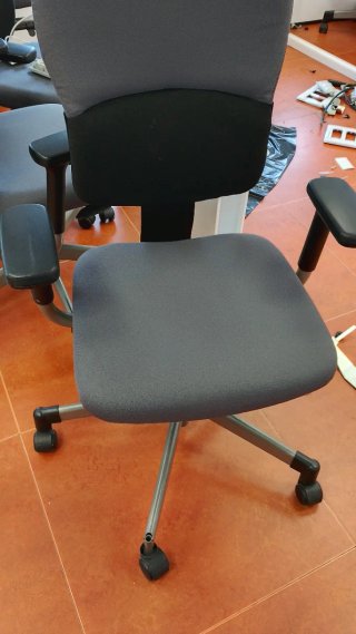 Silla de oficina ergonómica gris y negra