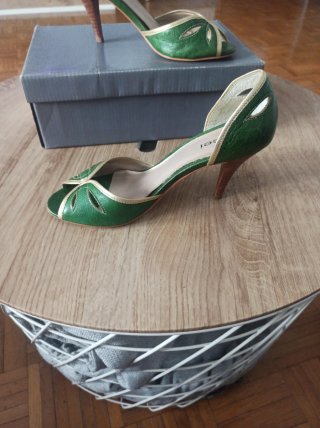 Zapatos de tacón Sissei verdes y dorados