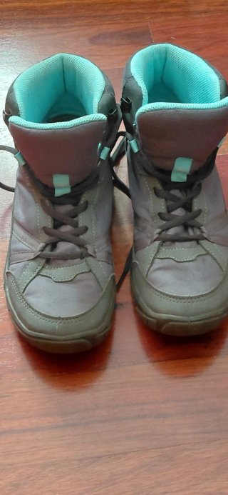 Botas de montaña grises y turquesa
