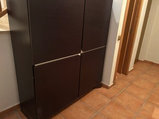 Armario de diseño en madera oscura