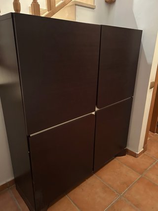 Armario de diseño en madera oscura
